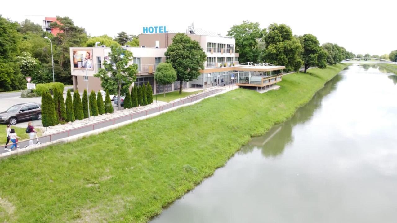 Hotel River Нитра Экстерьер фото