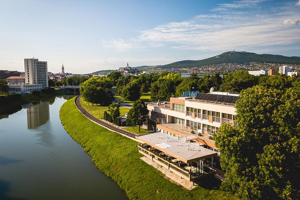 Hotel River Нитра Экстерьер фото