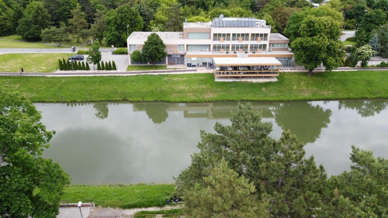 Hotel River Нитра Экстерьер фото