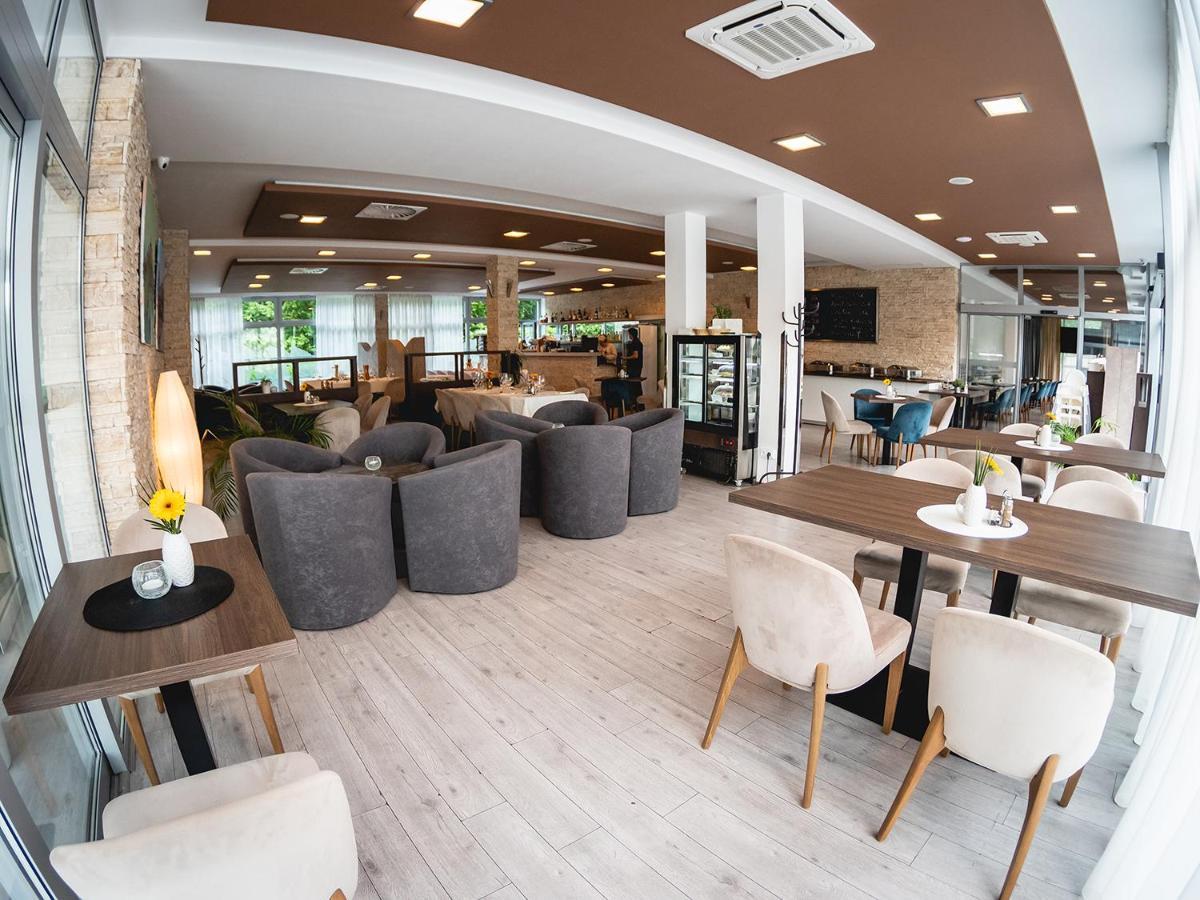 Hotel River Нитра Экстерьер фото