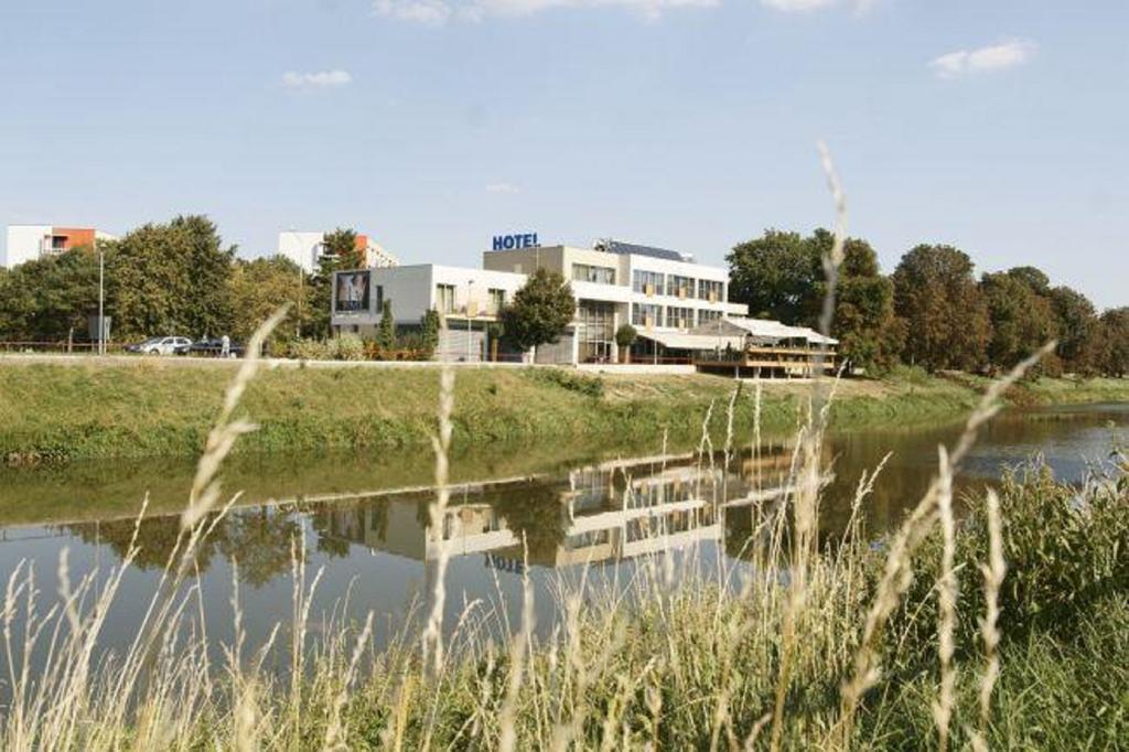 Hotel River Нитра Экстерьер фото